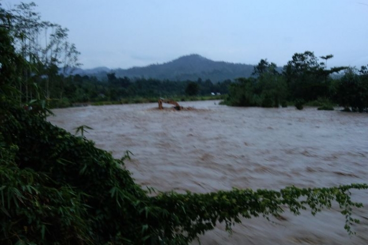 Tampak Escavator Berada di Tengah Aliran Sungai