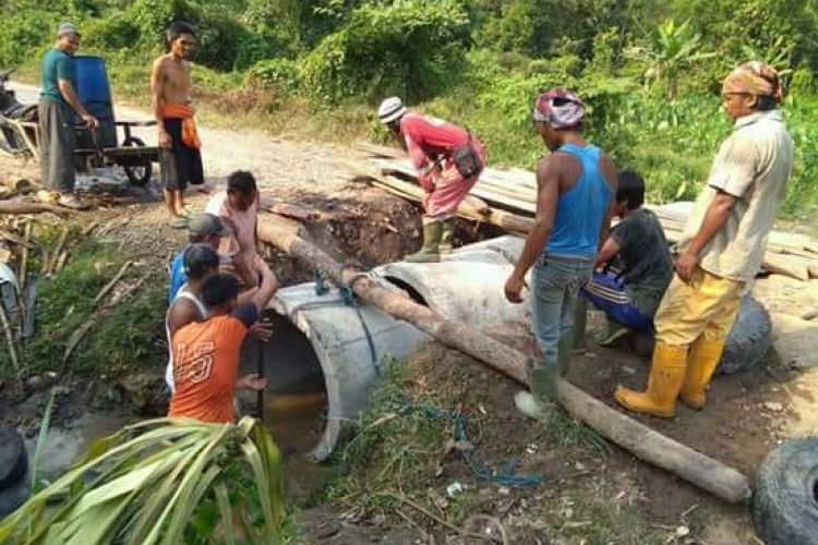 Tampak Pengerjaan Jalan Tengah Berlangsung