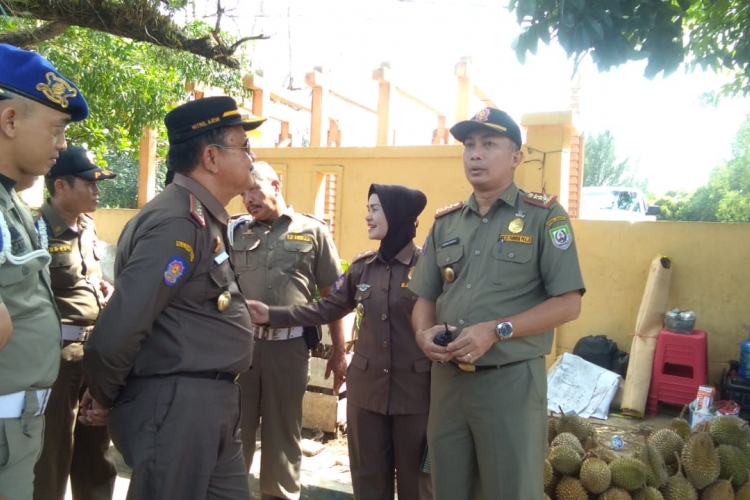 Tampak Kasatpol PP Kota Bengkulu Meninjau Lokasi
