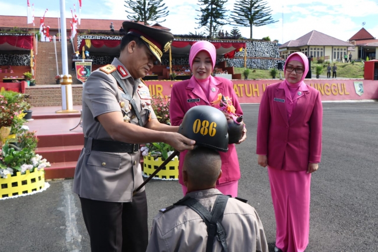 Kapolda Bengkulu Memasangkan Helm Secara  Simbolik