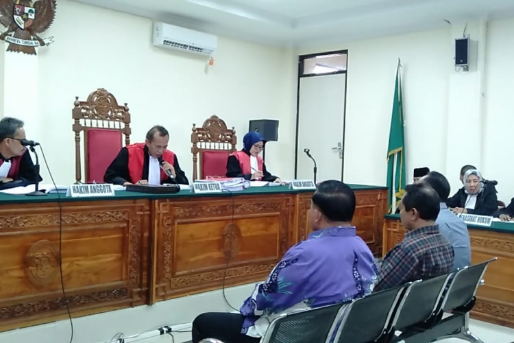 Mantan Bupati Kepahiang dalam menjalani persidangan
