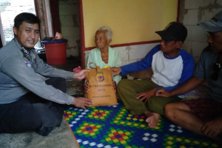 HUT Bhayangkara Ke-73, Kapolsek Lemahabang Giat Bakti Sosial
