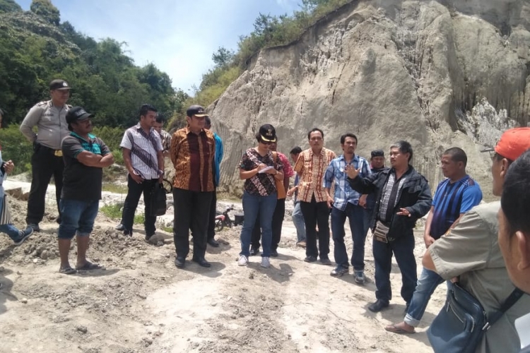 Lhk bersama tim Monev melakukan pengecekan penambangan galian C milik pengusaha yang dituding warga menyalahi aturan.