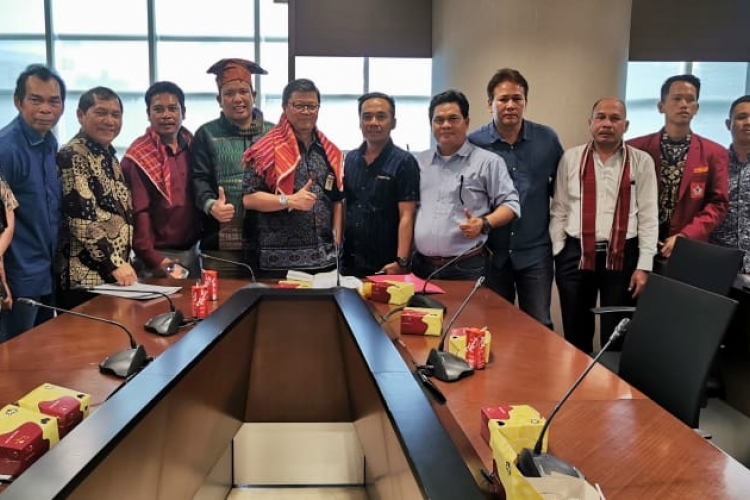 Wakil ketua DPRD Provsu Ruben Tarigan SE didampingi Bupati karo dan komisi D DPRD provsu serta Formanas menyematkan  beka buluh kepada Direktur pengembangan jaringan jalan Rachman Arief Dienaputra kementerian PUPR.(TO/ist)