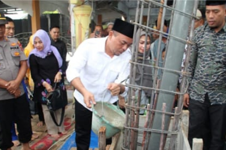 Bupati Labuhanbatu Letakan Batu Pertama Pembangunan Masjid