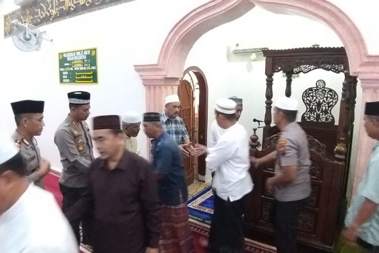 Kapolres Labuhanbatu lakukan sholat shubuh berjamaah di masjid Al-Ikhlasiah
