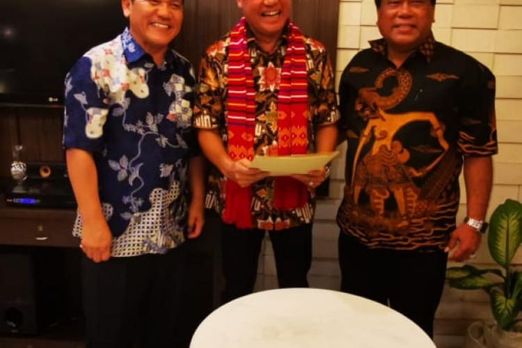 Bupati karo Terkelin Brahmana sebagai saksi dalam serah terima kepengurusan Emaka Ban dari pengurus lama (Agustin Pandia) kepada pengurus baru  (vespa Conggo S Meliala) di Gedung Kenanga Medan