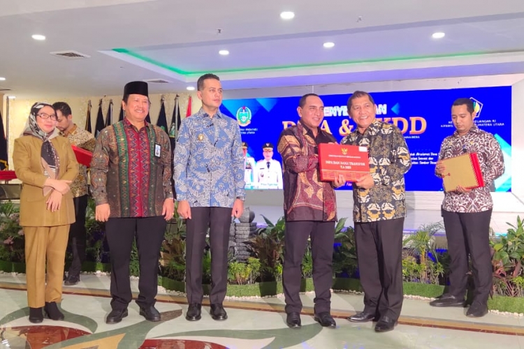 Bupati Karo Terkelin Brahmana SH tampak menerima DIPA dan TKDD tahun 2020  yang diserahkan oleh Gubsu Edy Rahmayadi di ruang raja Inal Siregar lt 2 kantor Gubernur Sumatera Utara  Medan 19 Nopember 2019