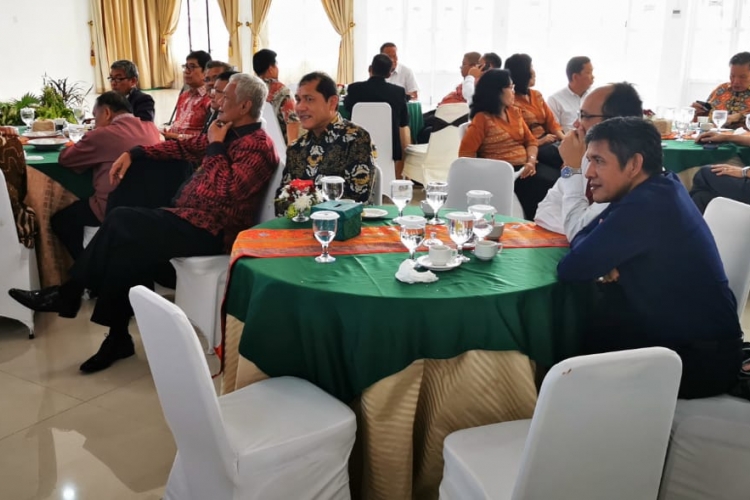 Bupati Karo Terkelin Brahmana,  mendengarkan  Gubernur Sumatera Utara Edy Rahmayadi