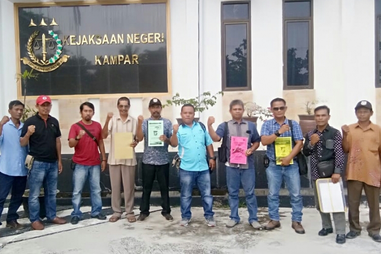 Masyarakat Laporkan Kades Batu Gajah