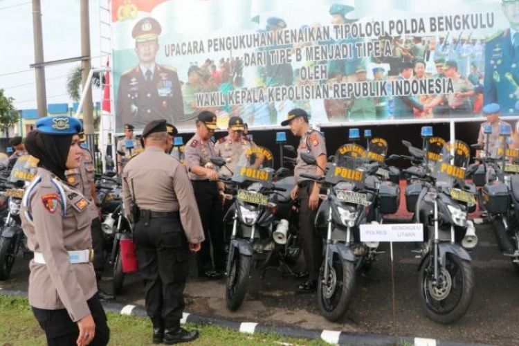Polda Bengkulu Salurkan 100 unit R2 Patroli dan 350 Road Blocker