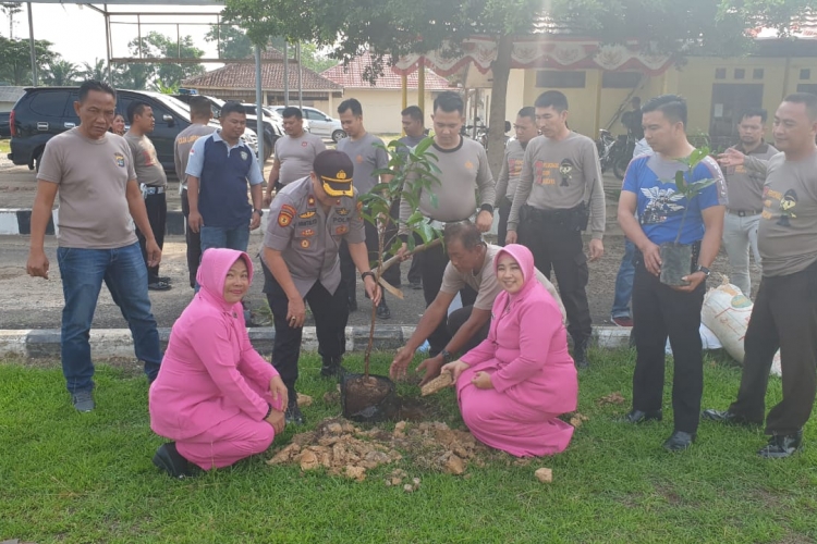 Polsek Simpang Pematang Tanam 250 Pohon