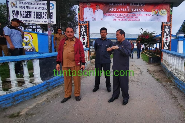 Bupati Karo Terkelin Brahmana didampingi Kepala BKD Kabupaten Karo Tommy Heriko M Sidabutar AP saat meninjau perbaikan jalan lokasi ujian