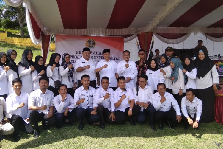 Kunker BS Gubernur Rohidin Serahkan 988 Sertifikat Tanah di Ulu Manna