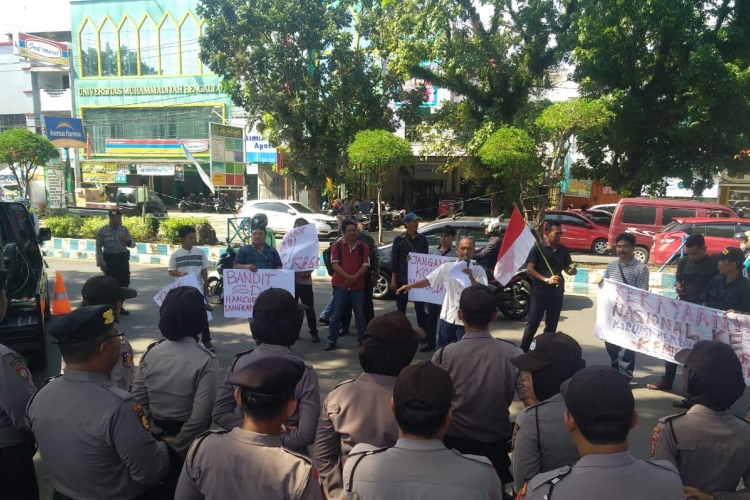 Dugaan Anggaran Bodong Pemkot Belasan Aktivis Unjuk Rasa