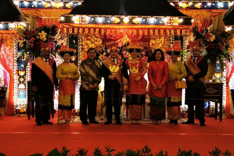 Ketua Mahkamah Agung Prof Dr H Muhammad Hatta Ali SH MH foto bersama Bupati Karo Terkelin Brahmana SH MH bersama istri Ny Sariati Sitompul di lokasi  pesta balai Sudirman Jakarta