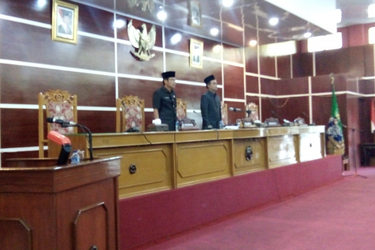 M Husni Selaku Perwakilan Pj Walikota dan Teuku Zulkarnain Selaku Pimpinan Rapat