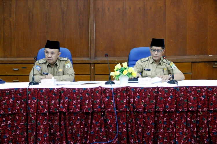 Sekretaris Daerah Provinsi Bengkulu menyerahkan SK No P.110.B.1 Tahun 2018 tentang Kalender Event 2018 di Ruang Pola Provinsi Bengkulu