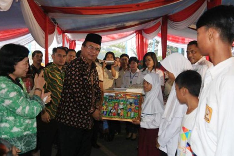 Pemerintah pusat melalui Kementerian Sosial menyerahkan bantuan Program Keluarga Harapan (PKH) non tunai di Kota Bengkulu