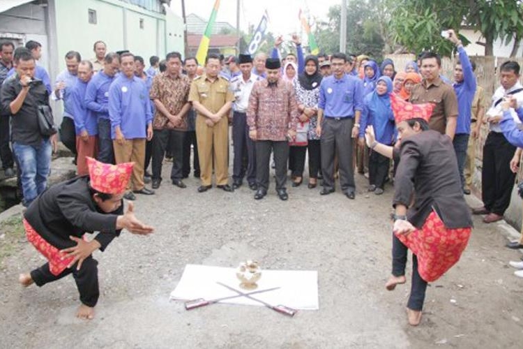 Walikota Helmi secara resmi meluncurkan program pencegahan dan peningkatan kualitas kawasan permukiman kumuh kota Bengkulu di kawasan Keluarahan Lempuing.