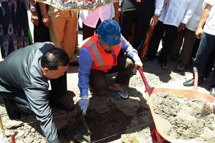 Walikota Bengkulu H. Helmi Hasan melakukan peletakan batu pertama Pembangunan Penataan Lingkungan di Kelurahan Sumber Jaya di RW.02 Kelurahan Sumber Jaya Kecamatan Kampung Melayu, Selasa (07/09/2016)