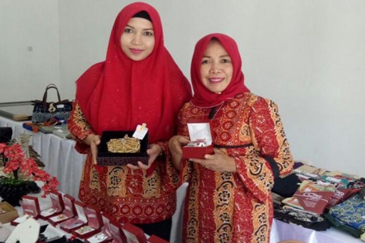 Provinsi Bengkulu ikut meramaikan ajang pameran produk unggulan yang digelar oleh Dewan Kerajinan Nasional Daerah (Dekranasda) di gedung Griya Asri, Jakarta Timur, Minggu (10/09/2017)