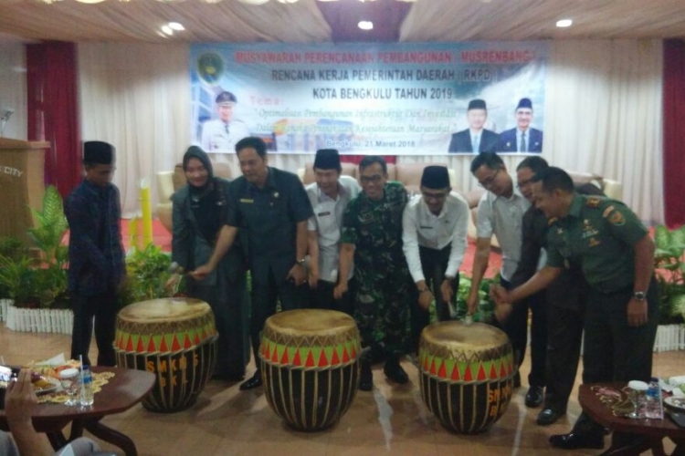 Pemukulan Dol Oleh Pejabat yang Hadir