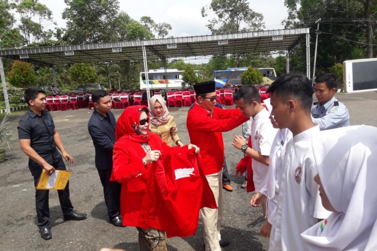 Heri amalindo pakaikan seragam KKN UKB PALI
