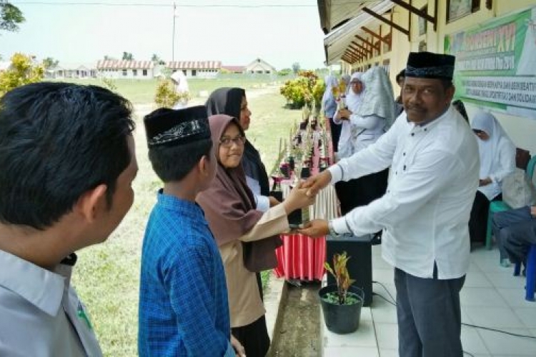 Ketua K3M M.Ts Aceh Utara Dahlan S.Ag, Menyerahkan Piala Kepada Juara Umum Lomba Porseni M.Ts Se- Kabupaten Aceh Utara