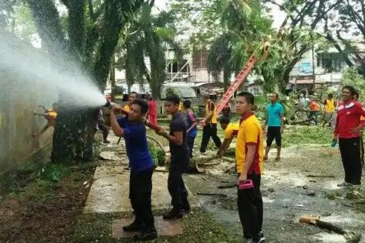 Kapolres Lutra AKBP Boyke FS Samola melakukan gotong royong