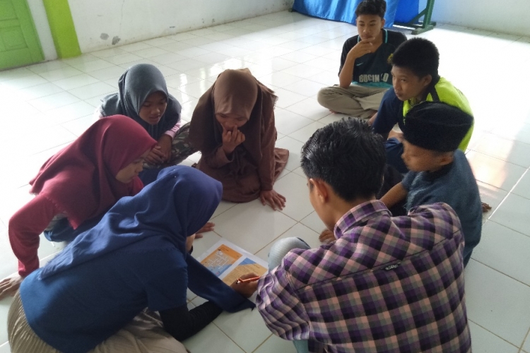Keseruan anggota PIK-R Kampung KB Sumur Dewa mengisi TTS Ala GenRe
