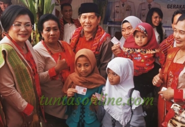 Bupati Karo Terkelin Brahmana SH MH disaksikan  ketua DPRD Karo Iriani Br Tarigan, Ketua TP PKK kabupaten Karo Ny Sariati Sitompul dan kadis Dukcapil dilakukan penyerahan kartu KIA kepada perwakilan masyarakat yang mengurus KIA di stand dukcapil di taman mejuah juah Berastagi