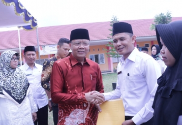 Serahkan 389 SK Gubernur Rohidin Dorong GTT/PTT RL Berkarir dan Berkarya 