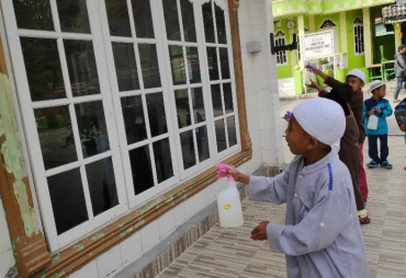 Antisipasi Corona Anak-anak Pengajian Gotong Royong Semprotkan Eco Enzym