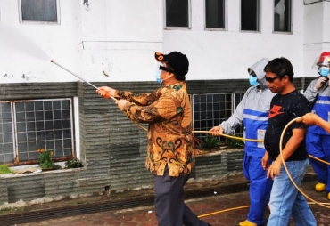 Bupati Karo Terkelin Brahmana SH didampingi Ketua gugus Ir Martin Sitepu melakukan peyemprotan seputar gedung DPRD Karo dengan menggunakan pakaian lengkap topi dan masker disaksikan tim Gugus tugas