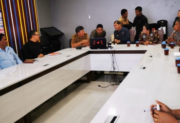 Bupati Karo Terkelin Brahmana SH MH bersama ketua DPRD Karo Iriani Br Tarigan Ketua Moderamen GBKP Pdt Agustinus melakukan telecoference bersama dua kecamatan guna memantau perkembangan Situasi tekini penanganan Virus Corona disaksikan sejumlah OPD