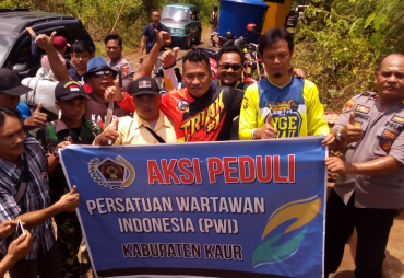 Kpaolres dan PWI Kaur serahkan Baksos Tanah Retak