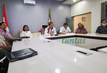 Kadis Kesehatan drg Irna Safrina Br Sembiring Meliala didampingi Bupati Karo Terkelin Brahmana memberi penjelasan melalui teleconfrense