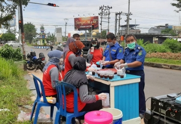 Damkar Bagikan Wedang Jahe Kepada Pengendara