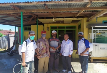 Indra Sukma Bersama Warga Semprot Disinfektan Rumah Ibadah