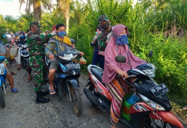 Antisipasi Corona Dandim 0408/BS-Kaur Bagikan Masker dan Handsanitizer