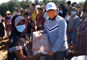 Berbaur di TPA Air Sebakul Gubernur Rohidin Hadirkan Kebahagiaan Lewat Bantuan Sembako