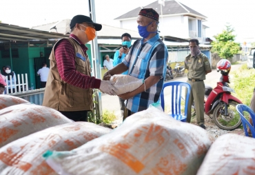 Terima Bantuan Beras Pekerja Lembak Apresiasi Kegigihan Gubernur Rohidin Tangani Corona