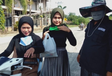 Bawaslu Mesuji Gelar Bagi-bagi Masker