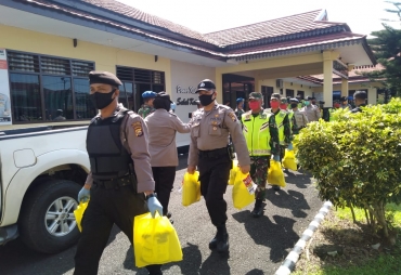 Polri-TNI di Rejang Lebing Bagikan Paket Sembako
