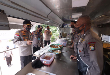 Ringankan Beban Masyarakat Polda Kepri dan TNI Dirikan Dapur Umum