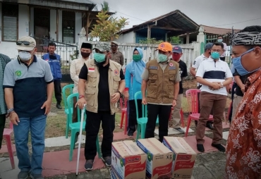 Walikota Dan Wawali Menyerahkan Secara Lengsung Sembako Kerumah Warga 