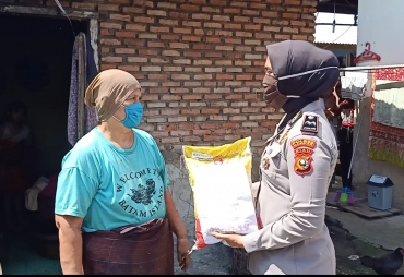 Bhayangkari Kampar Kembali Bagi Sembako 