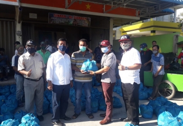 Ketua PPTSB Provinsi Riau Bagikan Sembako kepada Anggota