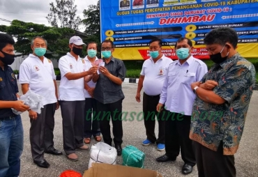 Bupati Karo Terkelin Brahmana selaku Ketua Gugus Tugas Percepatan Penanganan Covid-19 didampingi Ir Martin Sitepu dan Direktur RSU Kabanjahe dr Arjuna Wijaya SpP menerima bantuan APD dari Penasehat Majabumi Kabupaten Karo